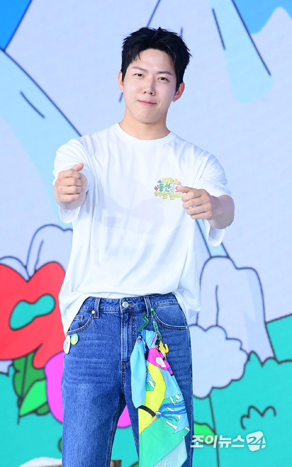 밴드 DAY6(데이식스) 도운이 12일 오전 서울 마포구 호텔 나루엠갤러리에서 열린 넷플릭스 예능 '대체 등산을 왜 하는 건데?' 제작발표회에 참석하고 있다. [사진=정소희 기자]