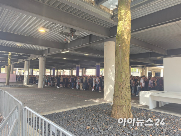 26일(현지시간) 독일 쾰른메세 서문 앞에서 &lsquo;게임스컴 2026&rsquo; 입장을 기다리는 관람객들이 줄을 서 있다. [사진=곽민구 기자]