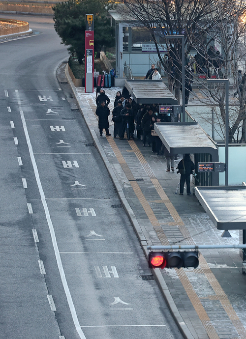 서울 시내버스 노동조합이 총파업에 돌입한 13일 서울역 버스환승센터에서 시민들이 광역버스를 타기 위해 대기하고 있다. [사진=연합뉴스]