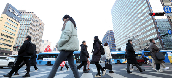 사진은 서울 광화문 네거리에서 직장인들이 출근하고 있는 모습. 2023.12.29 [사진=뉴시스]