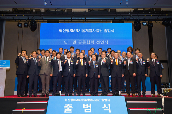 이종호 과학기술정보통신부 장관이 10일 오후 대전광역시 유성구 롯데시티호텔에서 열린'혁신형 SMR 기술개발사업단 출범식' 에서 강경성 산업통상자원부 제2차관, 김영식 국회의원, 최형두 국회의원과 기념촬영 하고 있다. [사진=과기정통부]