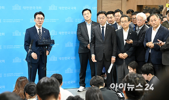 김민석 전 국무총리가 6일 서울 여의도 국회 소통관에서 더불어민주당 당대표 출마 선언 기자회견을 마친 뒤 질문에 답변하고 있다. [사진=곽영래 기자]