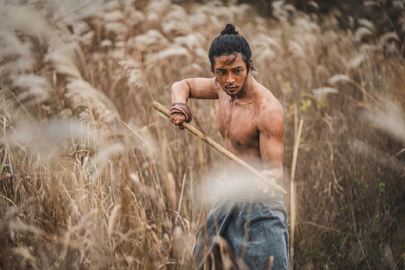 배우 로운이 '탁류' 인터뷰에 앞서 사진촬영을 하고 있다. [사진=월트디즈니 컴퍼니 코리아]