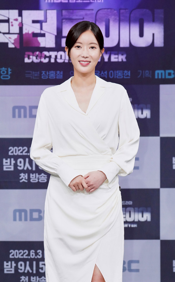 배우 소지섭-임수향-신성록이 3일 온라인으로 진행된 MBC 새 금토드라마 '닥터로이어' 제작발표회에 참석하고 있다. [사진=MBC]