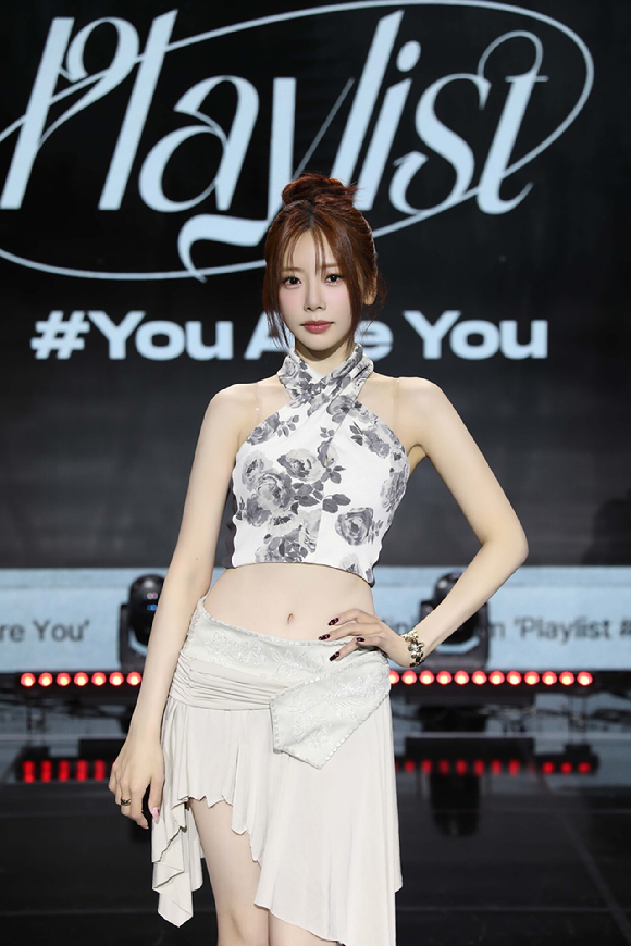 드림캐쳐 유아유가 28일 서울 강남구 일지아트홀에서 열린 첫 미니앨범 '플레이리스트 #유 아 유' 발매 기념 쇼케이스에서 포즈를 취하고 있다. [사진=드림캐쳐컴퍼니]