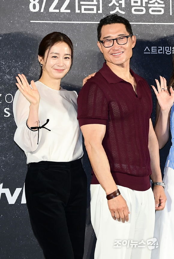 (왼쪽부터)김태희-대니얼 대 킴-레이나 하디스티-김지훈-션 리차드가 21일 오전 서울 용산구 CGV아이파크몰점에서 열린 아마존 프라임 비디오 시리즈 '버터플라이' 제작발표회에 참석하고 있다. [사진=정소희 기자]