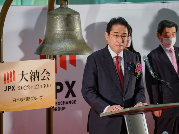 기시다 후미오 일본 총리가 지난해 말 일본 도쿄의 도쿄증권거래소(TSE)에서 2022년 거래 마감을 알리는 대납회에 참석해 연설하고 있다. [사진=뉴시스]