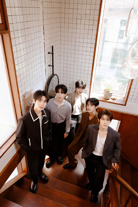 그룹 제로베이스원이 최근 서울 모처에서 진행된 미니 6집 '어센드-' 발매 기념 인터뷰에서 포즈를 취하고 있다. [사진=웨이크원]