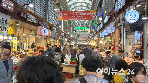 15일 오후 추석을 앞둔 서울 동대문구 경동시장이 손님들로 북적이고 있다. [사진=진광찬 기자]