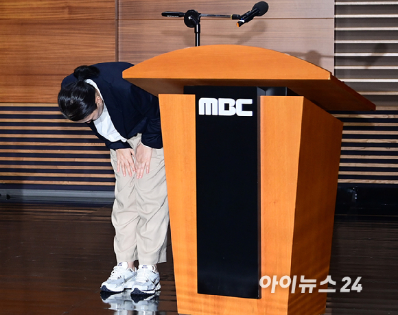 MBC가 15일 오전 서울 상암동 MBC신사옥에서 기상캐스터 故 오요안나의 사망에 대해 공식 사과하고 유족에 합의문 전달식 가졌다. 故 오요안나 명예사원증을 안고 오열하는 어머니 장연미 씨와 위로하는 안형준 MBC 사장. [사진=정소희 기자]
