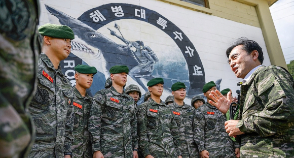 안규백 국방부 장관이 지난달 27일 해병대 특수수색대대를 방문해 장병들을 격려하고 있다. 2025.8.27 [사진=국방부/연합뉴스]