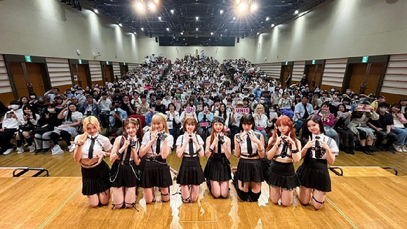 유니스가 일본 프로모션에서 팬들과 함께 사진촬영을 하고 있다.[사진=F&F엔터테인먼트]