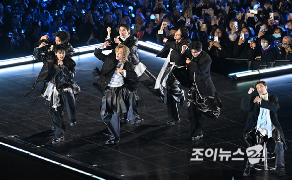 방탄소년단(BTS)이 21일 오후 서울 광화문 광장에서 정규 5집 '아리랑(ARIRANG)' 앨범 발매를 기념해 컴백 무대를 선보이고 있다. [사진=사진공동취재단]