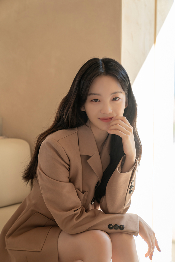 배우 조이현이 영화 '동감' 인터뷰에 앞서 포즈를 취하고 있다. [사진=고고스튜디오]