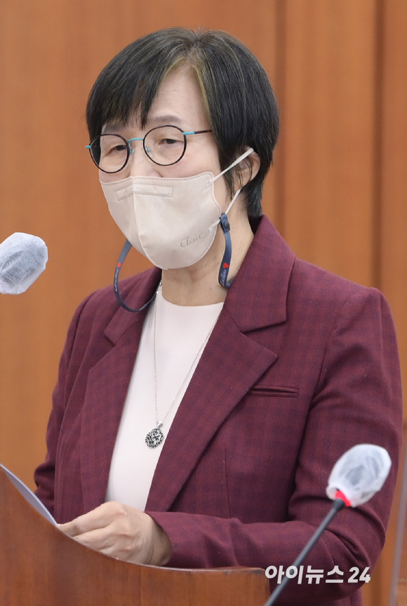 권태선 방송문화진흥회 이사장이 13일 오전 서울 여의도 국회에서 열린 과학기술정보방송통신위원회의 방송문화진흥회&middot;한국방송광고진흥공사 등에 대한 국정감사에서 인사말을 하고 있다. [사진=정소희 기자]