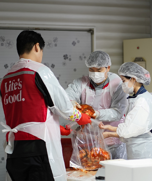 LG전자 임직원들로 구성된 ‘라이프스굿 봉사단’이 서울 저소득 장애인 가정 300곳을 위한 김장 김치를 담그는고 있다. [사진=LG전자]