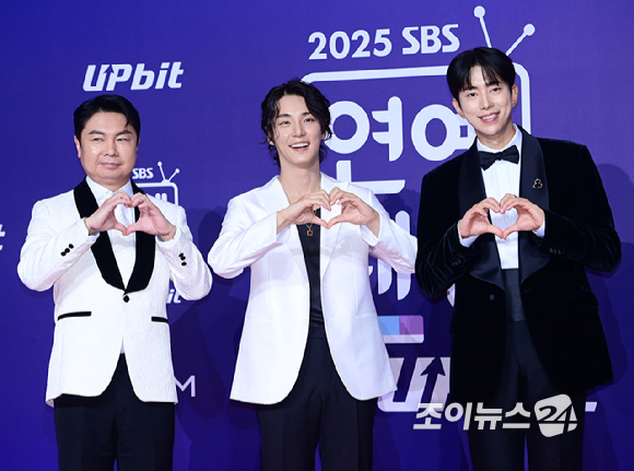 '미운 우리 새끼' 임원희-윤시윤-윤현민이 30일 오후 서울 마포구 상암동 SBS 프리즘타워에서 열린&nbsp;2025 SBS 연예대상&nbsp;레드카펫 행사에 참석하고 있다. [사진=정소희 기자]