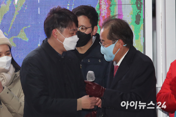 이준석 국민의힘 대표와 홍준표 국민의힘 선대본부 상임고문이 22일 오후 서울 마포구 KT&G 상상마당 앞에서 열린 유세에 참석해 인사를 나누고 있다. [사진=국회사진취재단]