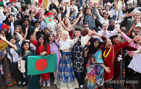 지난달 6일 경기도 수원시 아주대학교에서 열린 '아주 인터내셔널 데이' 행사에서 전통의상을 입은 외국인 유학생들이 함께 모여 사진을 찍으며 즐거워하고 있다. [사진=연합뉴스]