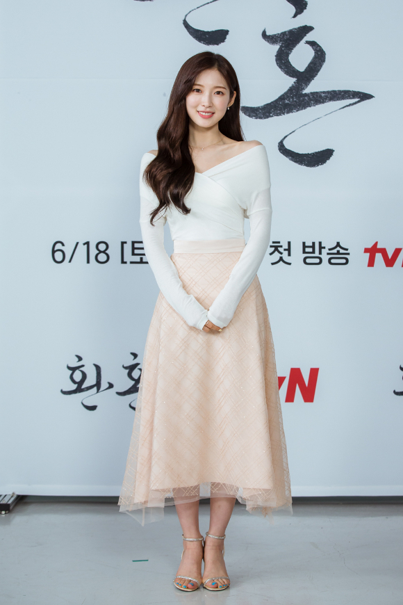 그룹 오마이걸 아린이 14일 온라인으로 진행된 tvN 새 토일드라마 '환혼' 제작발표회에 참석해 포즈를 취하고 있다. [사진=tvN]