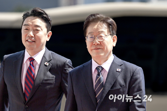 이재명 대통령이 2일 서울 여의도 국회 본회의장에서 중동 사태 대응 등을 위한 추가경정예산안에 대한 시정연설을 위해 본청으로 들어서고 있다. [사진=곽영래 기자]