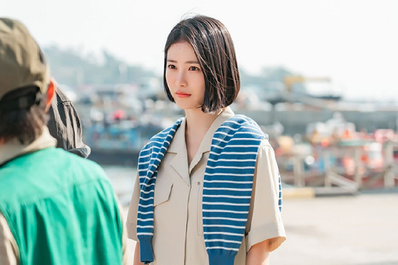 '닥터 섬보이' 신예은 스틸 [사진=KT스튜디오 지니 ]