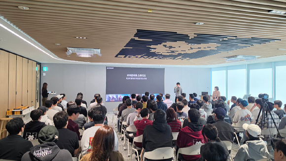 라이온하트 스튜디오 리더십 교육을 진행 중인 이한순 부사장. [사진=라이온하트스튜디오]