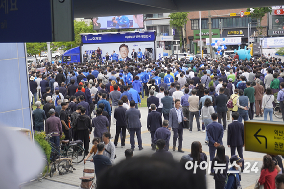 더불어민주당 이재명 대선후보가 16일 전북 익산시 익산역 동부광장에서 열린 유세에서 무소속 김상욱 의원과 손을 들어 인사하고 있다. 2025.5.16 [사진=연합뉴스]