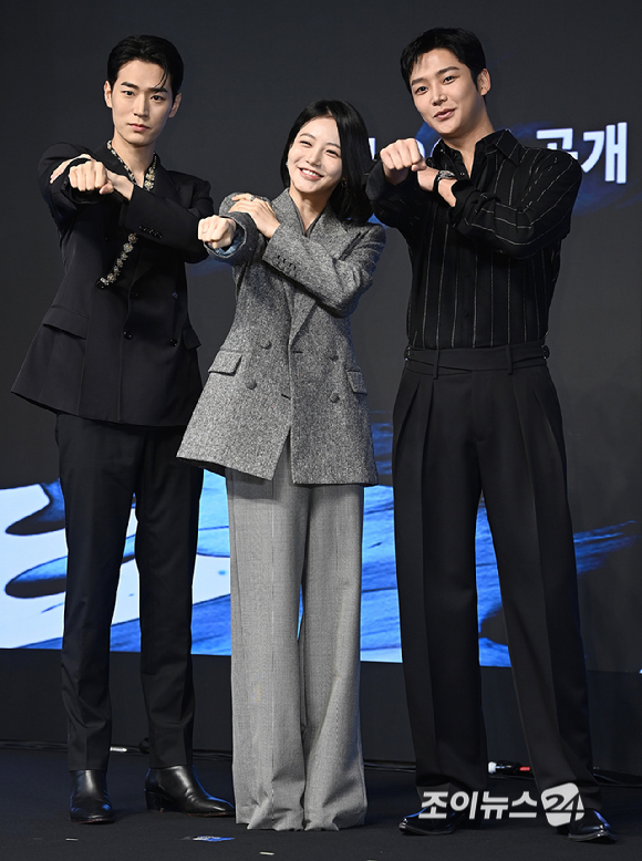 배우 박서함, 신예은, 로운이 23일 서울 논현동 엘리에나 호텔에서 진행된 디즈니+ 오리지널 시리즈 '탁류' 제작발표회에서 포토타임을 갖고 있다. [사진=곽영래 기자]