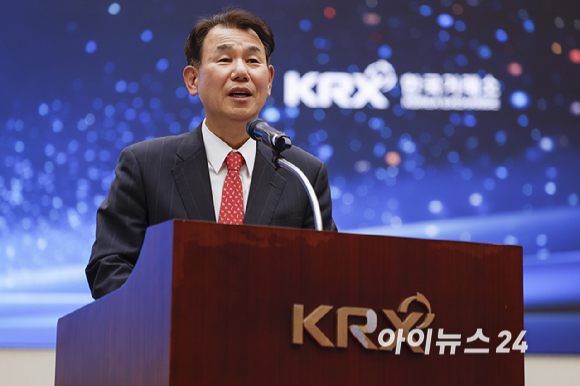 정은보 한국거래소 이사장이 27일 서울 영등포구 KRX 한국거래소 서울사무소에서 열린 코스피 사상 최초 4000 돌파 기념행사에서 인사말을 하고 있다. [사진=공동취재]