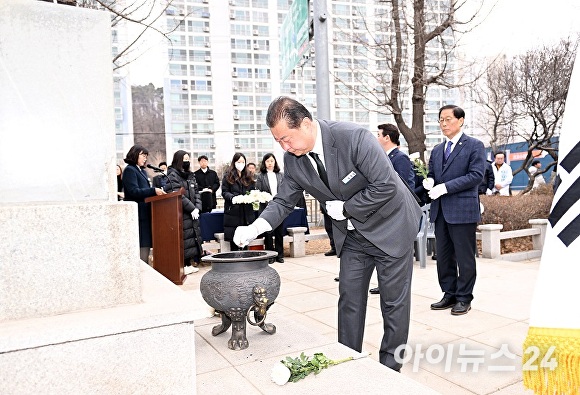 김경일 파주시장 , 3.1절 기념식에서 헌화를 하는 모습 [사진=파주시]