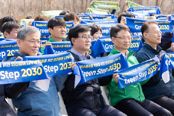 왼쪽부터 김용관 삼성전자 사장, 김성환 기후부 장관, 박은식 산림청장, 신진수 한국환경보전원장. [사진=기후에너지환경부]