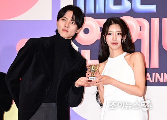 주우재, 이미주가 29일 오후 서울 마포구 상암동 MBC 사옥에서 열린 2023 MBC 방송연예대상 시상식 포토월 행사에 참석하고 있다. [사진=곽영래 기자]