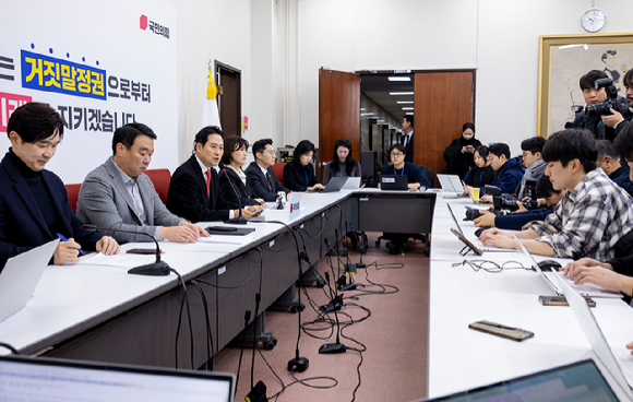  국민의힘 장동혁 대표가 28일 국회에서 열린 기자간담회에서 통일교 특검과 내란전담재판부법, 민주당의 3대 특검 종합 특별검사 추진과 관련한 발언을 하고 있다. [사진=연합뉴스]