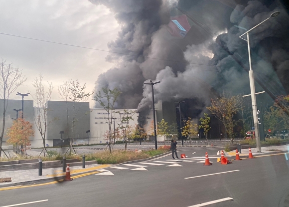 대전 현대아울렛에서 화재가 발생해 연기가 치솟고 있다. [사진=독자제공]