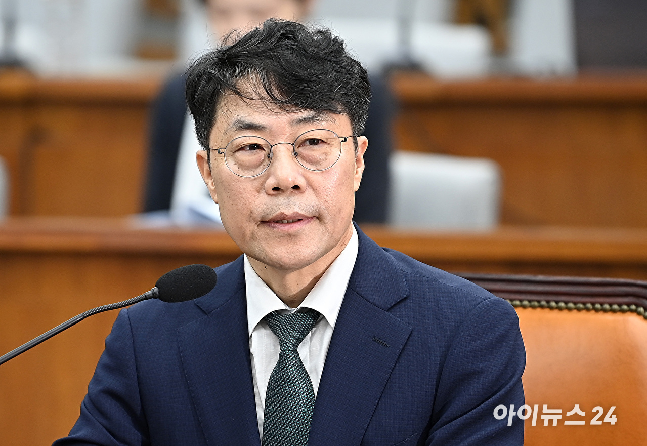 김성수 대법관 후보자가 14일 서울 여의도 국회에서 열린 제439회 국회(정기회) 대법관(김성수) 임명동의에 관한 인사청문특별위원회에서 의원질의에 답변하고 있다. [사진=곽영래 기자]