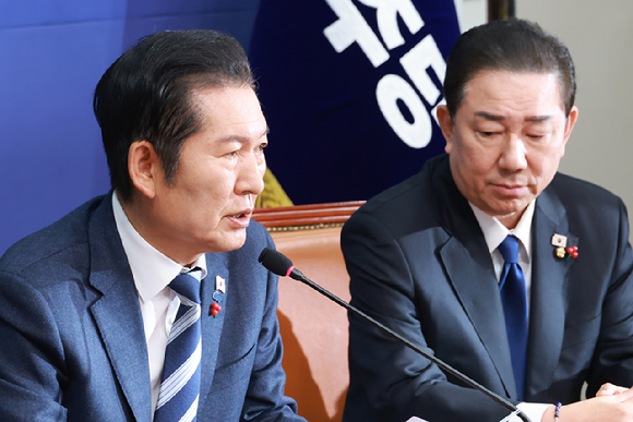 정청래 더불어민주당 대표가 24일 국회에서 열린 최고위원회의에서 발언하고 있다. [사진=연합뉴스]