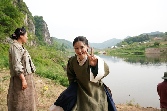 '왕과 사는 남자' 1500만 돌파 기념 촬영 비하인드 사진 [사진=(주)쇼박스]