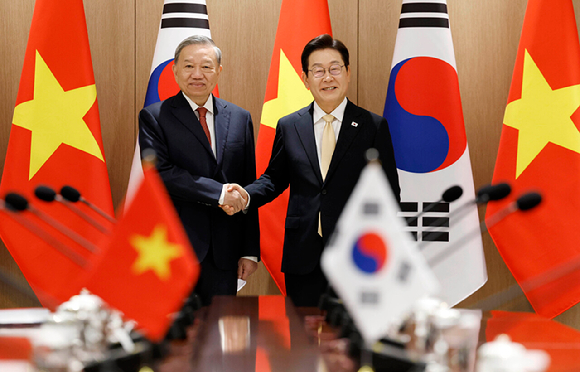 이재명 대통령이 11일 서울 용산 대통령실 청사에서 열린 한&middot;베트남 확대 정상회담에 앞서 또 럼 베트남 당 서기장과 악수하고 있다. 2025.8.11 [사진=연합뉴스]