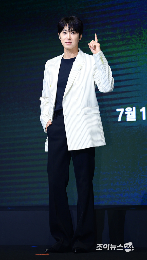 동방신기 유노윤호(정윤호)가 8일 오전 서울 영등포구 콘래드 서울에서 열린 디즈니+의 오리지널 시리즈 '파인: 촌뜨기들' 제작발표회에 참석하고 있다. [사진=정소희 기자]