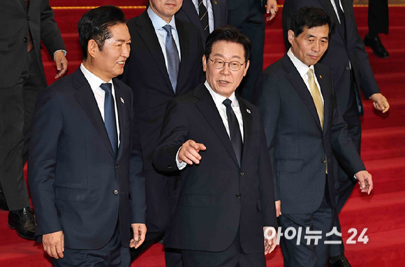 이재명 대통령이 4일 서울 여의도 국회에서 내년도 정부 예산안에 대한 시정연설을 마친 뒤 나서고 있다. [사진=국회사진기자단]