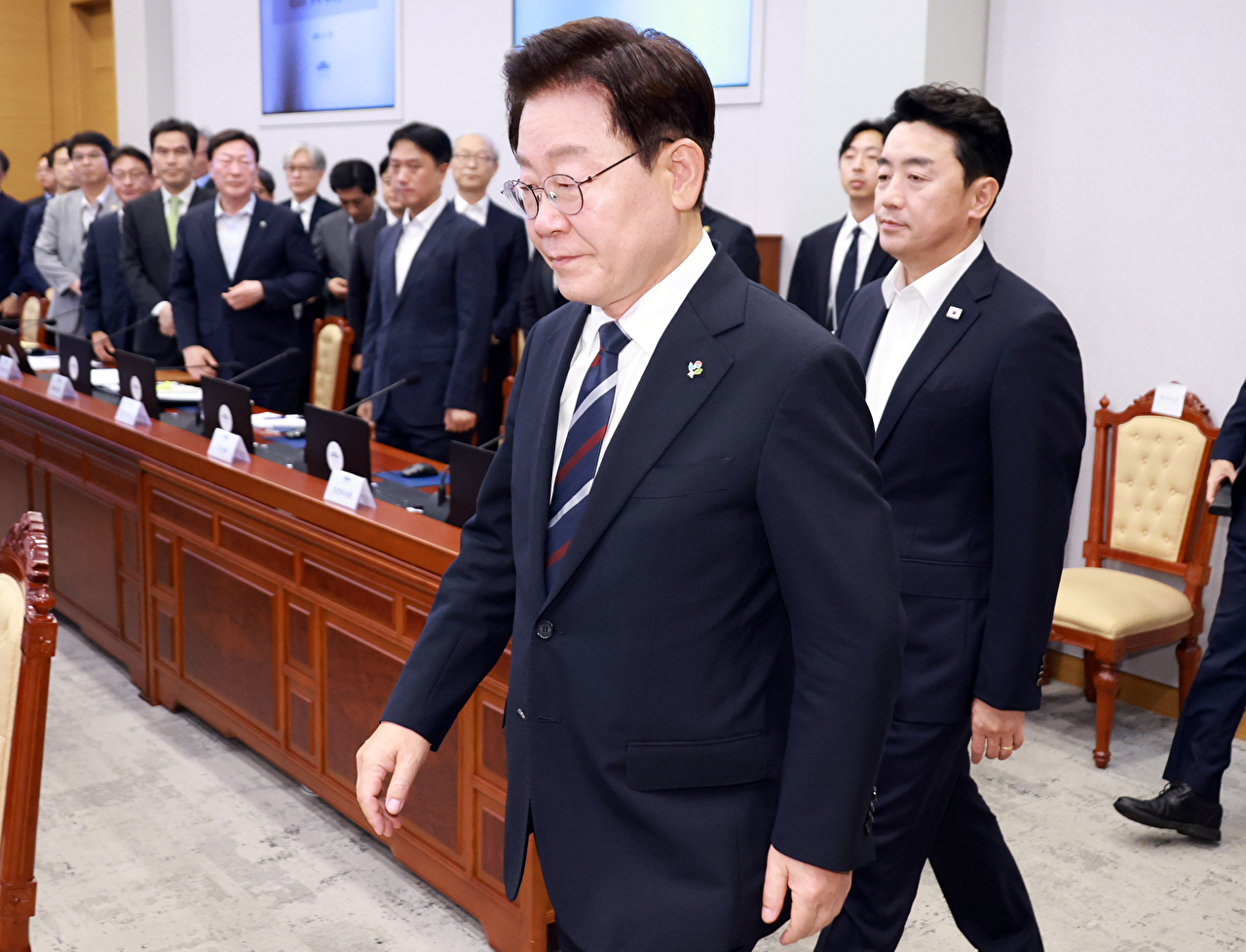 이재명 대통령이 지난 19일 청와대에서 수석보좌관회의에 입장하고 있다. 2026.6.19 [사진=연합뉴스]