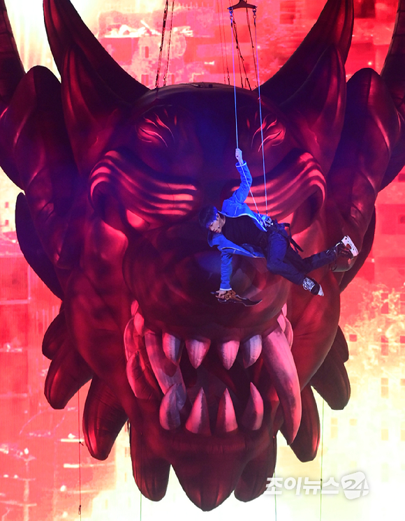 그룹 아이콘(iKON) 김진환이 23일 오후 서울 목동아이스링크에서 열린 뮤지컬 '나 혼자만 레벨업 on ICE' 프레스콜에서 열연하고 있다. [사진=정소희 기자]