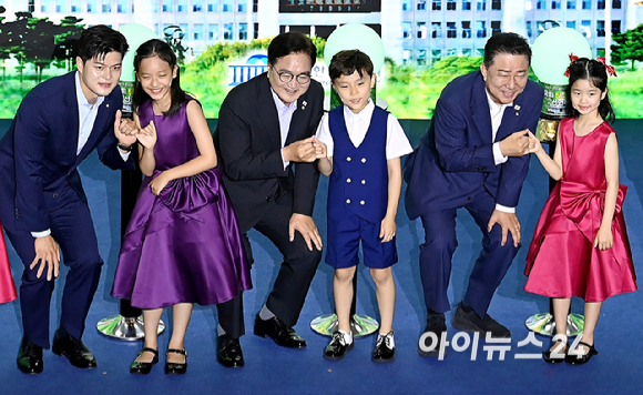 우원식 국회의장(가운데), 더불어민주당 김병기 당대표 직무대행 겸 원내대표(오른쪽), 국민의힘 김용태 비상대책위원장 등 참석자들이 17일 서울 여의도 국회 탄소 중립 선언식에서 탄소중립 비전 퍼포먼스를 하고 있다. [사진=곽영래 기자]