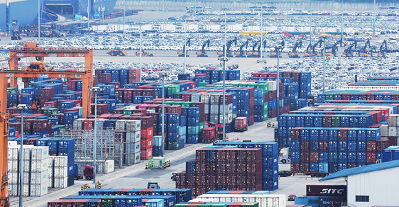 경기도 평택항에 컨테이너가 쌓여 있는 모습. [사진=연합뉴스]