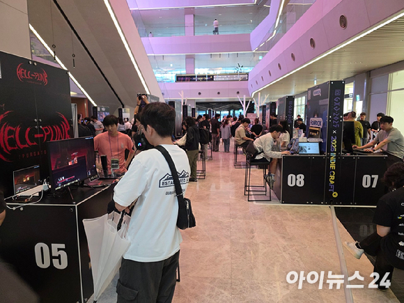 19일 판교역 광장에서 게임문화축제 'GXG 2025'가 열린 가운데 호요버스 '젠레스 존 제로' 부스에 관람객들이 줄지어 대기하고 있다. [사진=박정민 기자]