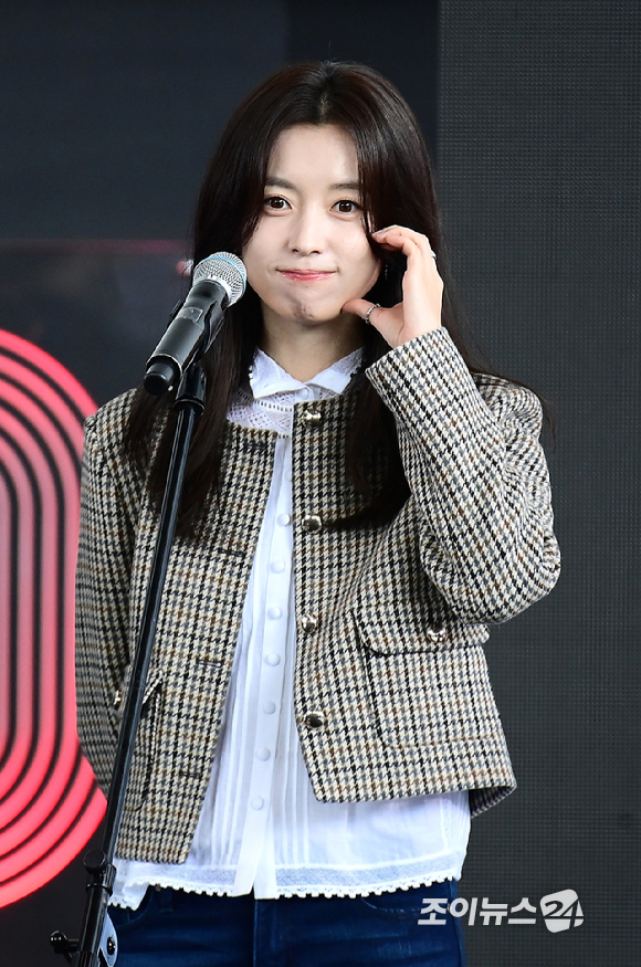 배우 한효주가 20일 오후 부산광역시 해운대구 우동 영화의 전당에서 열린 제30회 부산국제영화제(BIFF) '로맨틱 어나니머스' 야외무대인사 행사에 참석하고 있다. [사진=정소희 기자]