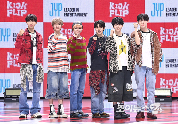 그룹 킥플립(KickFlip)이 22일 오전 서울 광진구 예스24 라이브홀에서 열린 세 번째 미니 앨범 'My First Flip'(마이 퍼스트 플립) 발매 기념 쇼케이스에서 포토타임을 갖고 있다. [사진=곽영래 기자]