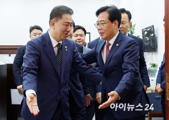 김병기 더불어민주당 대표 직무대행 겸 원내대표, 송언석 국민의힘 원내대표가 24일 오전 서울 여의도 국회에서 우원식 국회의장 주재로 열린 양당 원내대표 회동에 참석하고 있다. [사진=곽영래 기자]