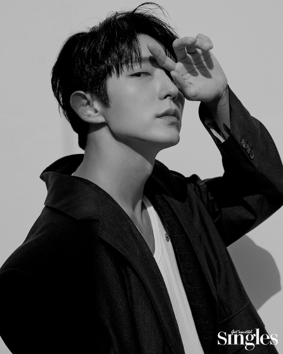 배우 김지은, 이준기 화보가 공개됐다. [사진=싱글즈]